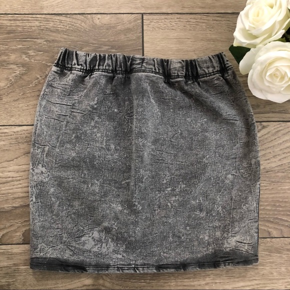 H&M grey stretchy denim acid washed mini skirt size 6 - Picture 2 of 5